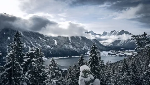 Achensee im Winter nach einem Schneefall mit atmosphärischer Wolkenstimmung