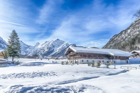 Fischergut in Pertisau am Achensee im Winter bei Neuschnee