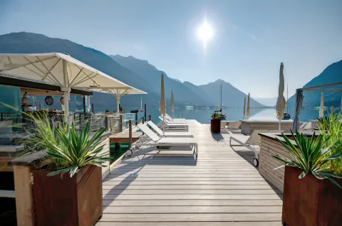 Badesteg am Achensee im Sommer mit Sonnenliegen, Schirmen und Bar