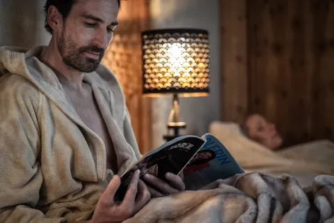 Entspannen im Wasserbett in der Ruhezone im Hallenbad