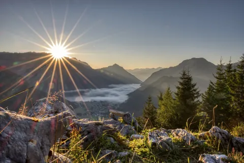 Sonnenaufgang bei blauem Himmel in den Bergen mit Blick auf den Achensee