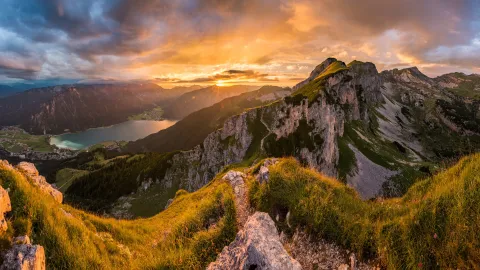 Sonnenuntergang mit stimmungsvollen Wolken in den Bergen mit Blick auf den Achensee