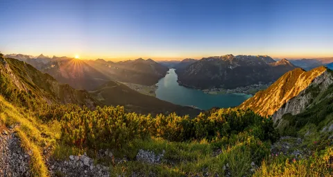 Sonnenuntergang bei blauem Himmel in den Bergen mit Blick auf den Achensee