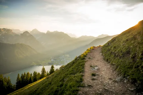 Wanderweg an Rofangebirge mit Blick auf Pertisau am Achensee in der Dämmerung